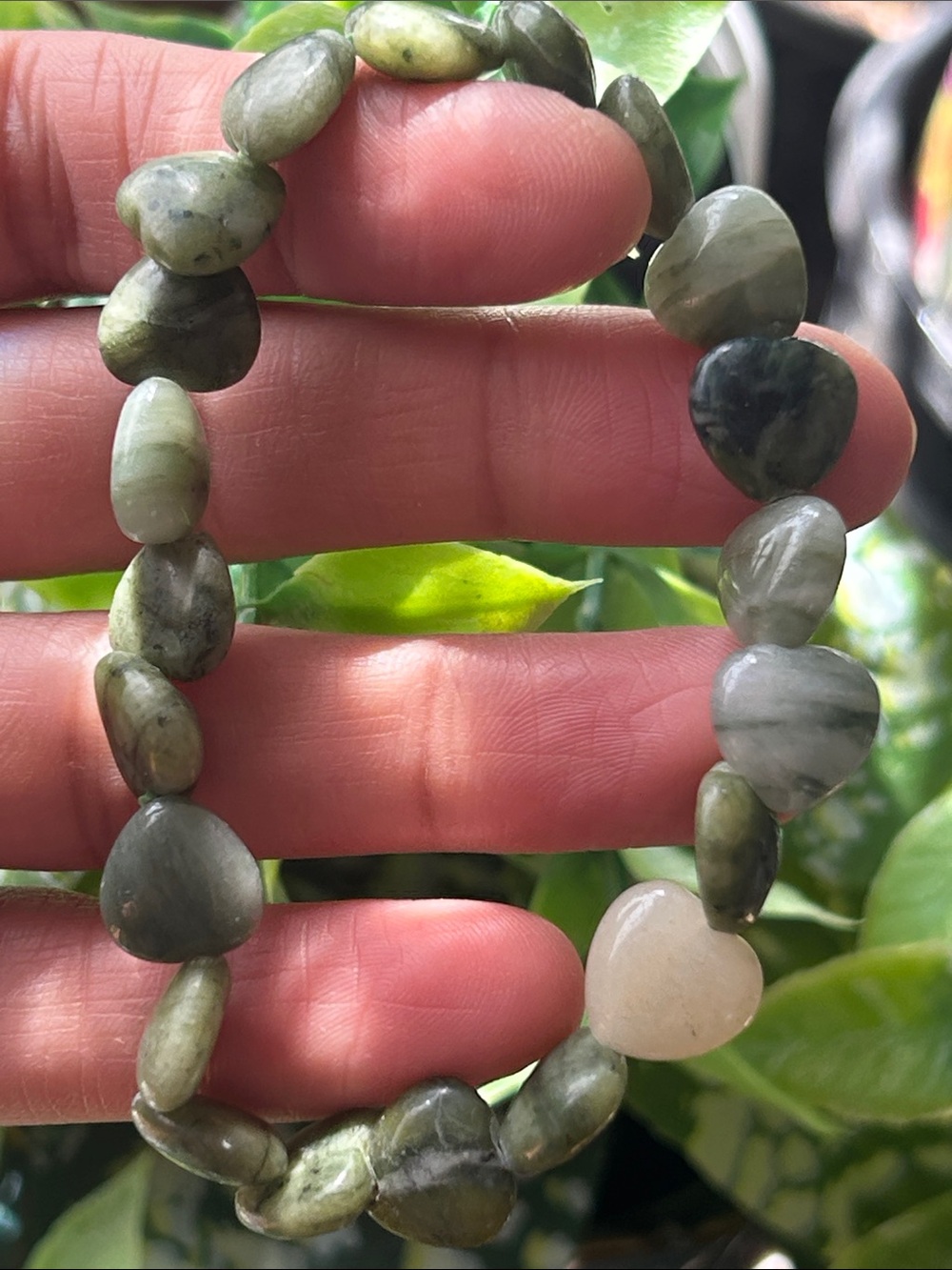 Green nephrite jade heart stretchy bracelet - Picture 2 of 6
